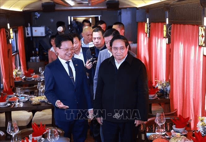 Thủ tướng Phạm Minh Chính kiểm tra công tác phục vụ dịp Tết của ngành đường sắt và Bệnh viện Phổi Trung ương