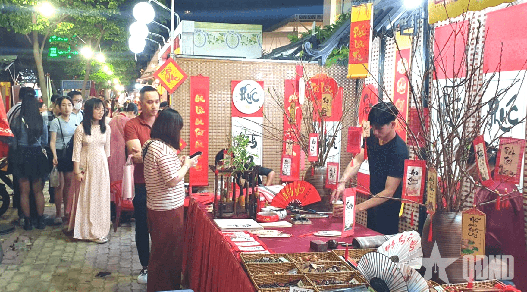 Ông đồ "múa bút" bên góc đèn dầu