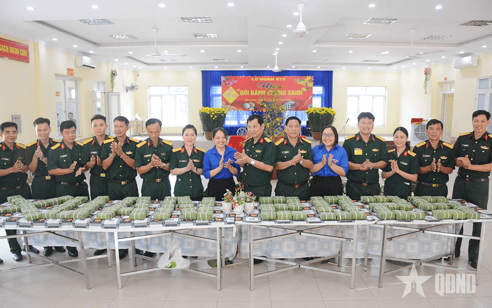 Lữ đoàn 972 (Cục Vận tải) thi gói bánh chưng xanh