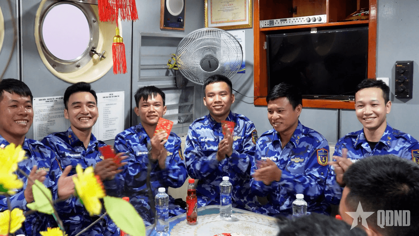 Tết xa nhà, gần Tổ quốc