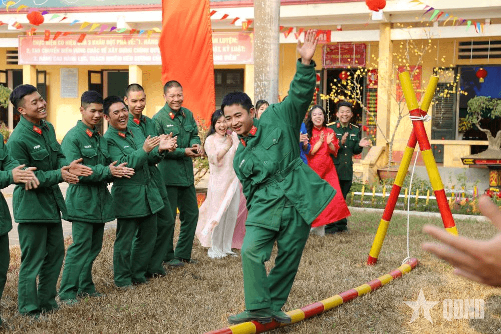 Lữ đoàn 168 (Quân khu 2) vui xuân, đón Tết