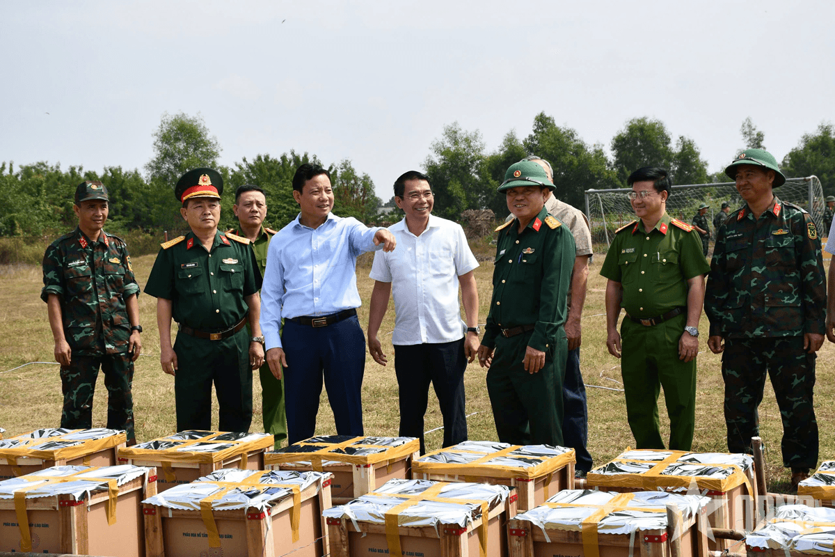 Lãnh đạo tỉnh Long An kiểm tra trận địa bắn pháo hoa tại Đức Hòa, Bến Lức