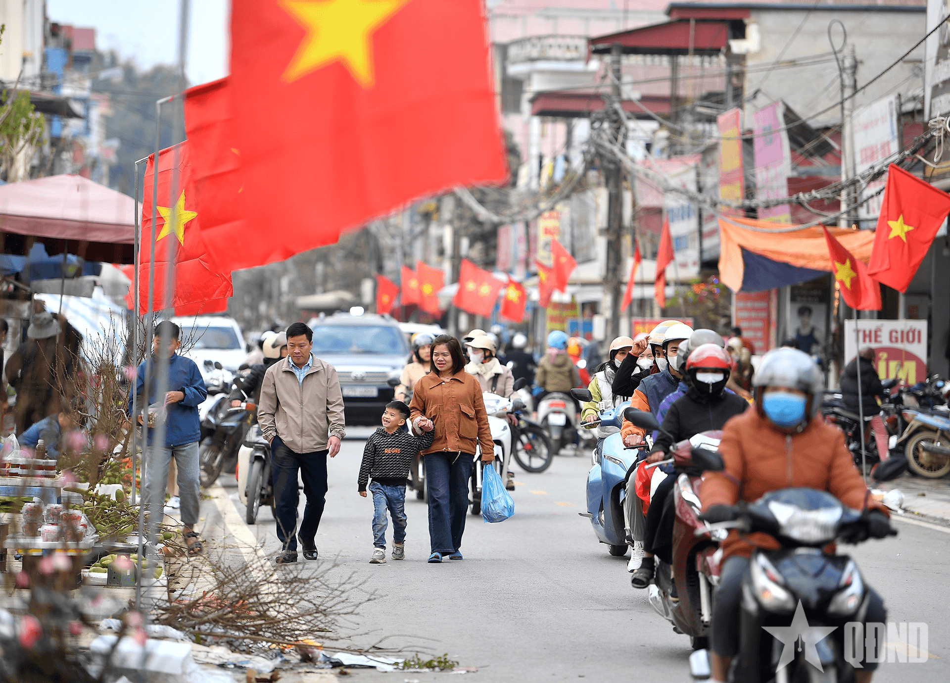 Chợ chiều cuối năm bên chiến tích cầu Mường Thanh
