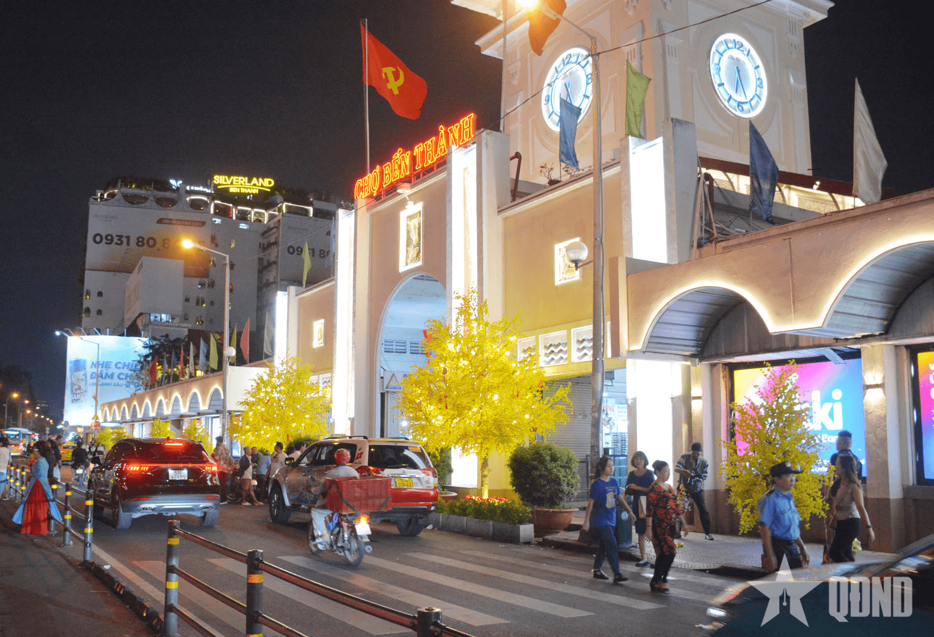 Người dân TP Hồ Chí Minh nô nức du Xuân Ất Tỵ 2025