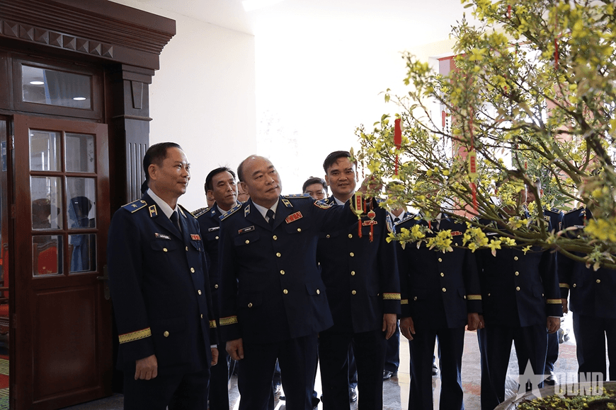 Tư lệnh Cảnh sát biển Việt Nam thăm, chúc Tết cán bộ, chiến sĩ Bộ tư lệnh Vùng Cảnh sát biển 4
