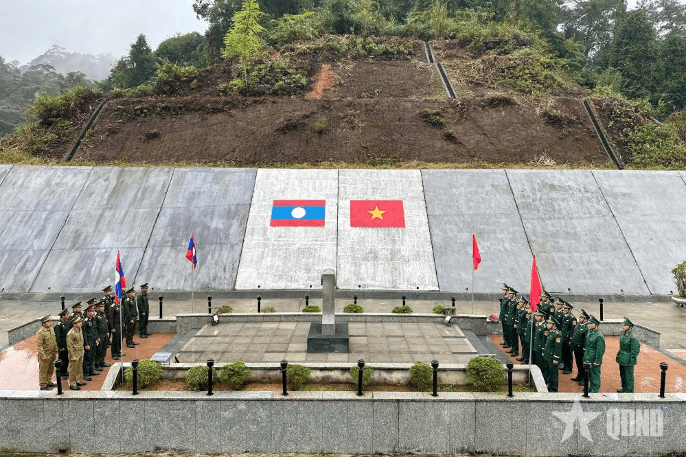 Lực lượng vũ trang Việt Nam - Lào chào cờ cột mốc năm mới