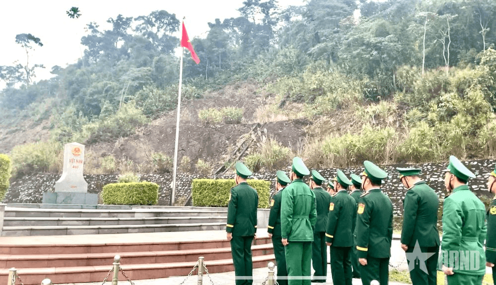 Bộ đội Biên phòng tỉnh Nghệ An chào cờ sáng mồng 1 Tết Ất Tỵ 2025