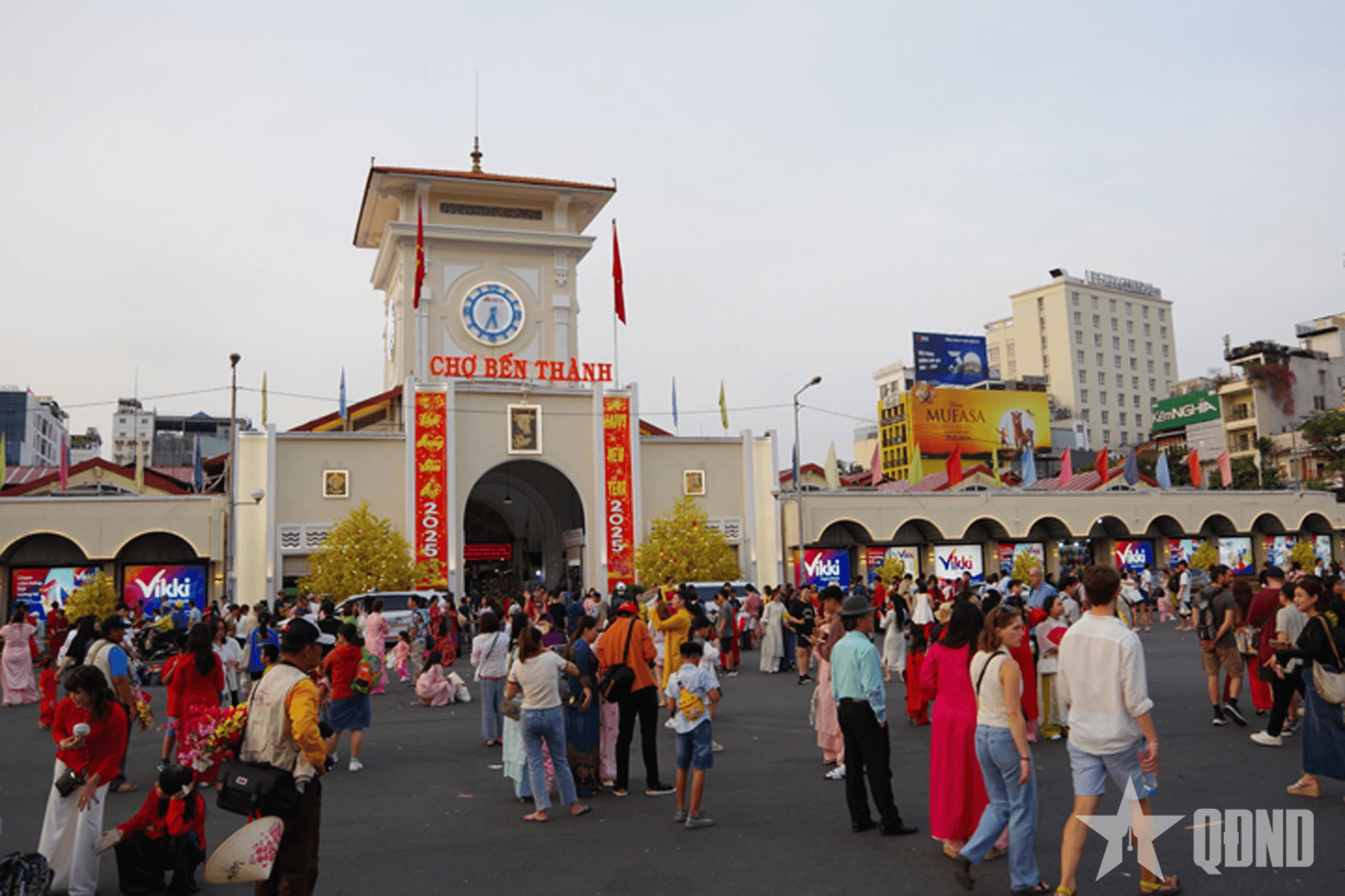 TP Hồ Chí Minh: Đông đảo người dân nô nức xuống đường du Xuân, chơi Tết