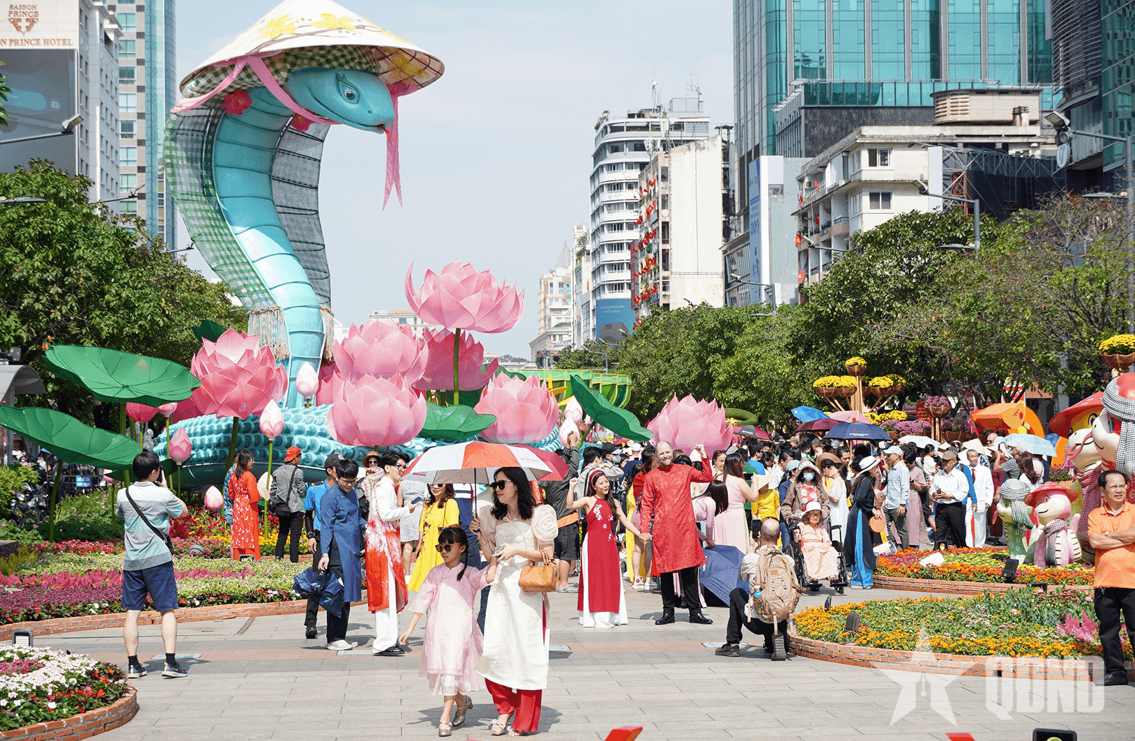 TP Hồ Chí Minh: Giữ lại linh vật Tỵ trên Đường hoa Nguyễn Huệ đến cuối tháng 2-2025