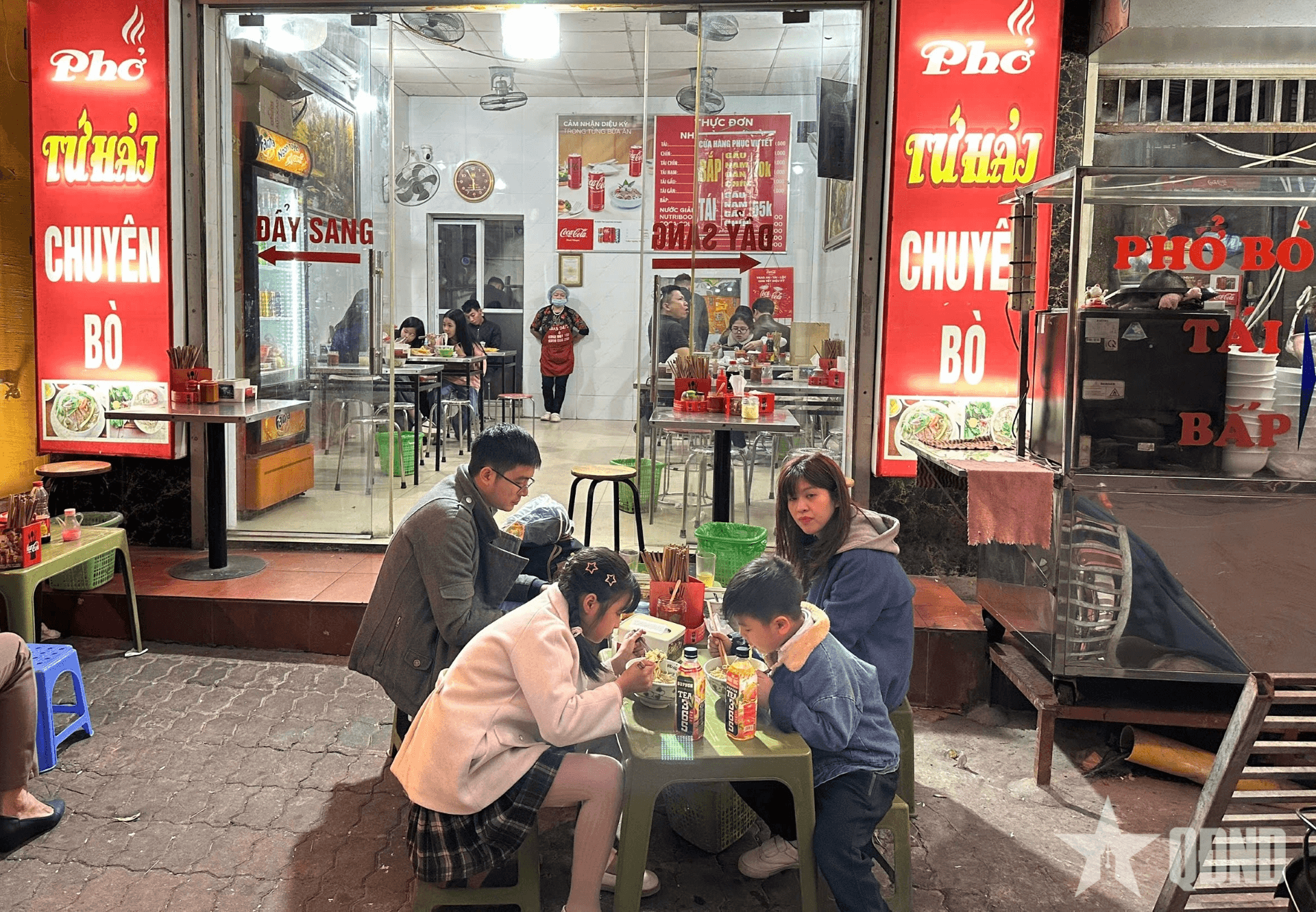 Nhiều cơ sở kinh doanh ở Hà Nội mở cửa xuyên Tết phục vụ khách hàng