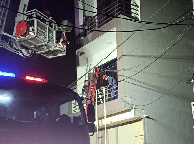 Nhanh chóng dập tắt đám cháy, cứu hộ an toàn 6 người dân