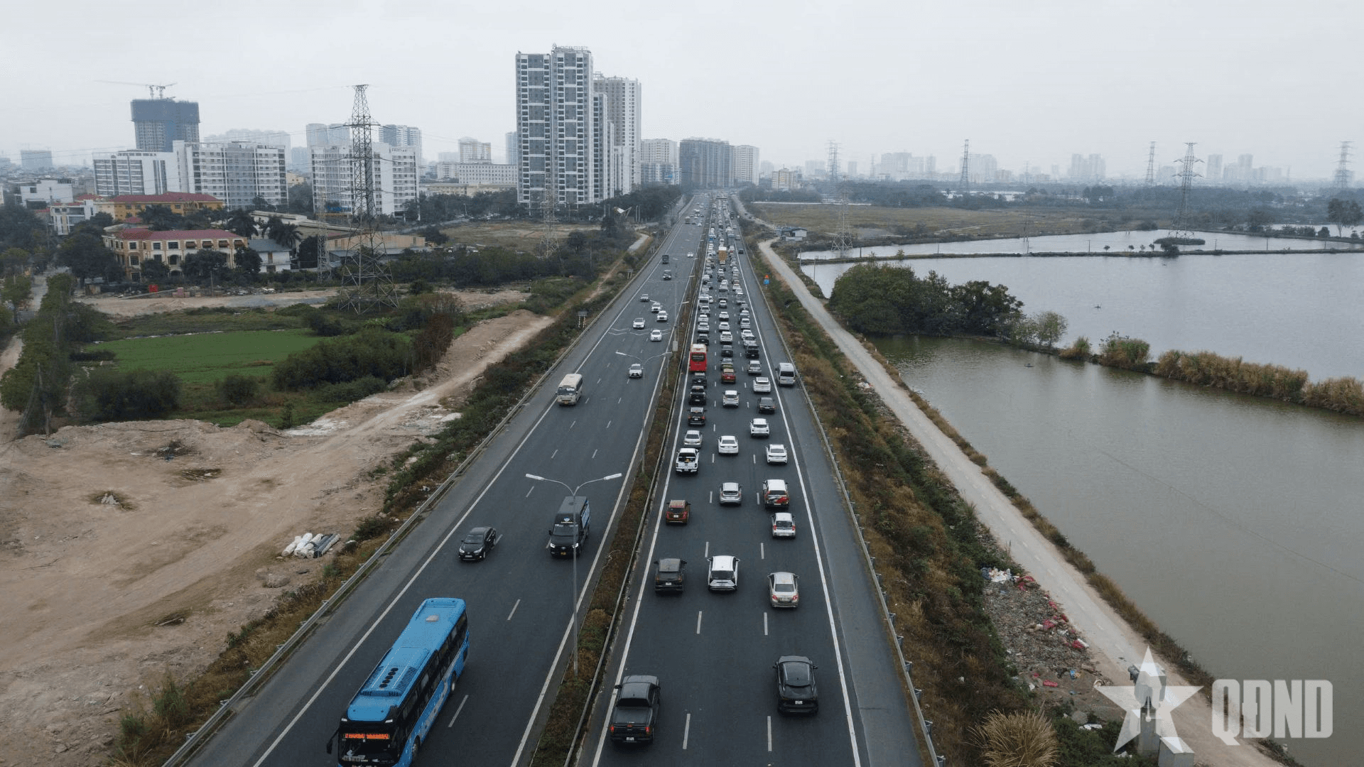 Người dân tấp nập trở lại TP Hà Nội trong ngày cuối nghỉ Tết Nguyên đán