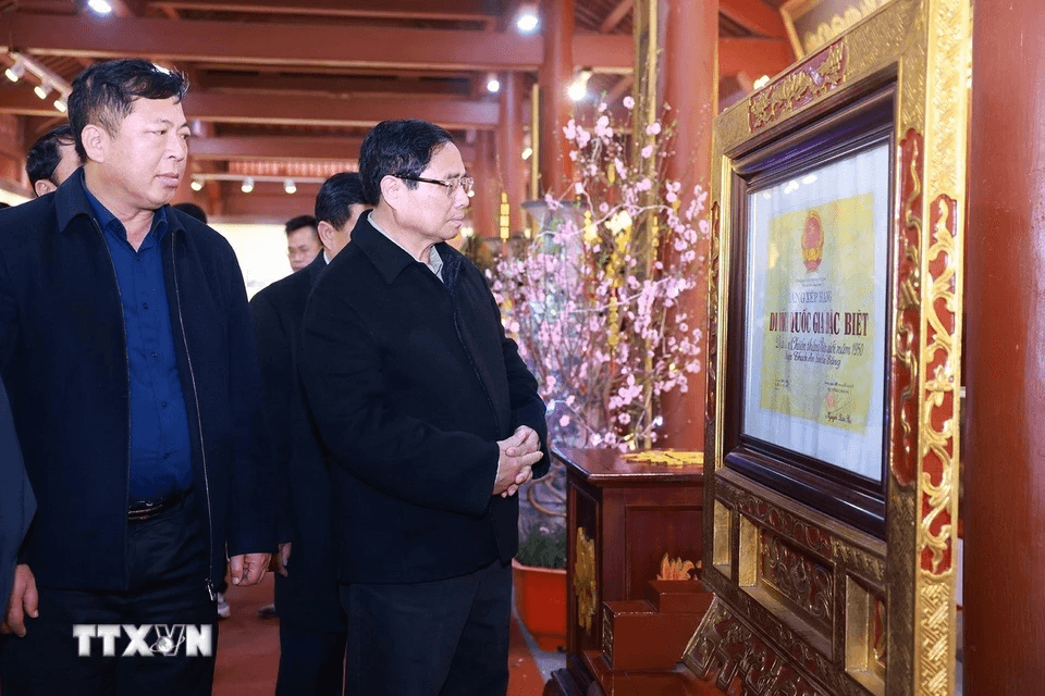 Thủ tướng Phạm Minh Chính dâng hương tại Nhà tưởng niệm Chủ tịch Hồ Chí Minh với chiến dịch Biên giới