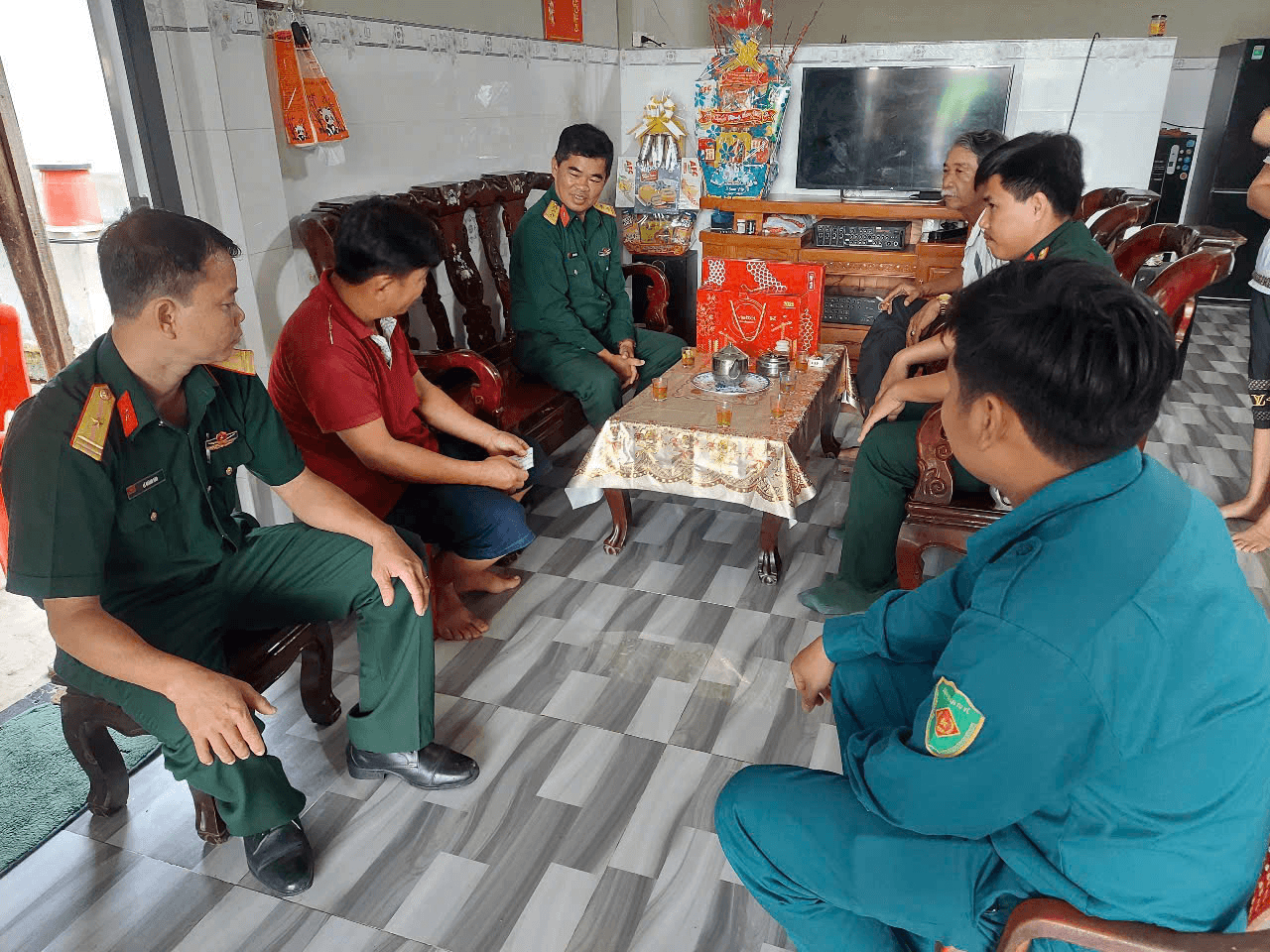 Huyện Vĩnh Hưng chăm lo gia đình thanh niên chuẩn bị nhập ngũ