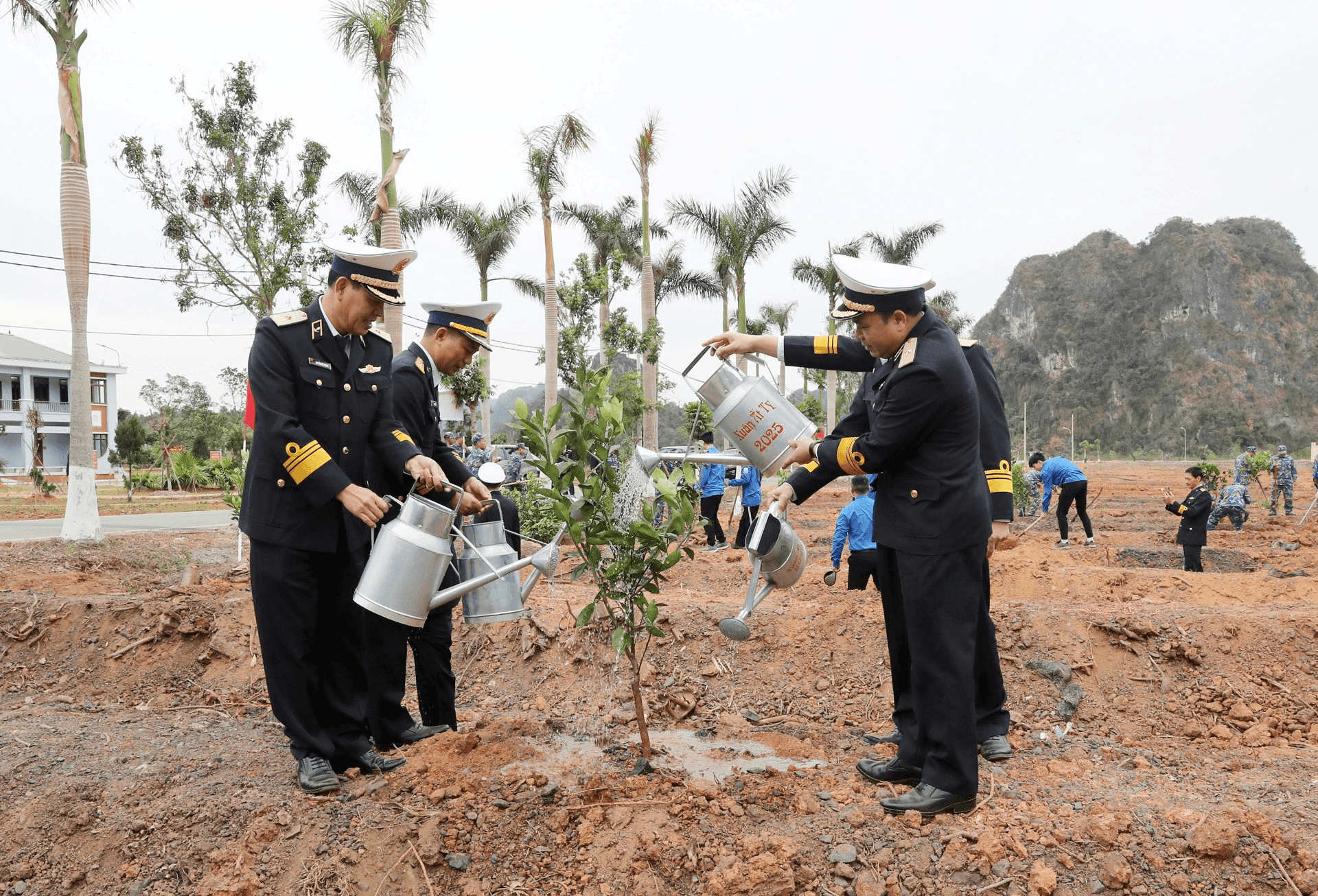 Lữ đoàn 170 hưởng ứng Tết trồng cây Xuân Ất Tỵ 2025