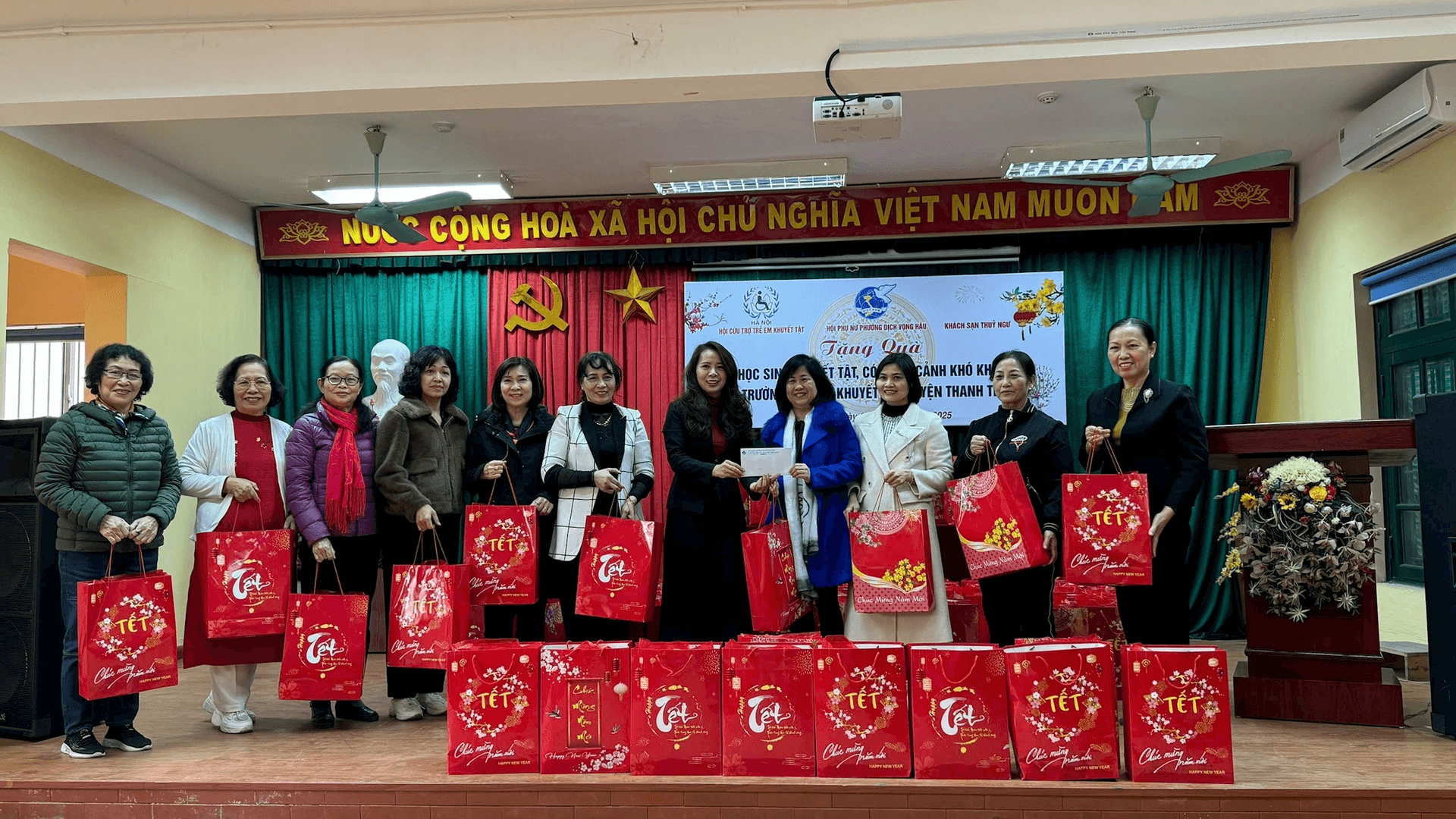 Hơn 1,48 triệu lượt hộ nghèo, cận nghèo được hỗ trợ, tặng quà Tết
