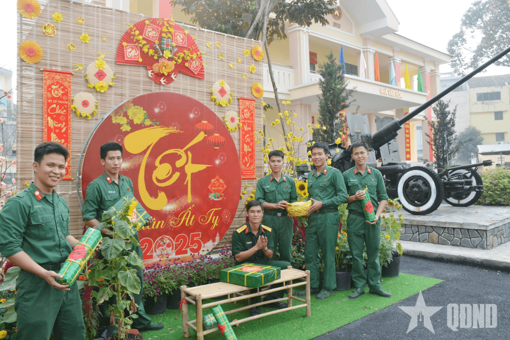 Bộ đội đón xuân rộn ràng, ấm áp