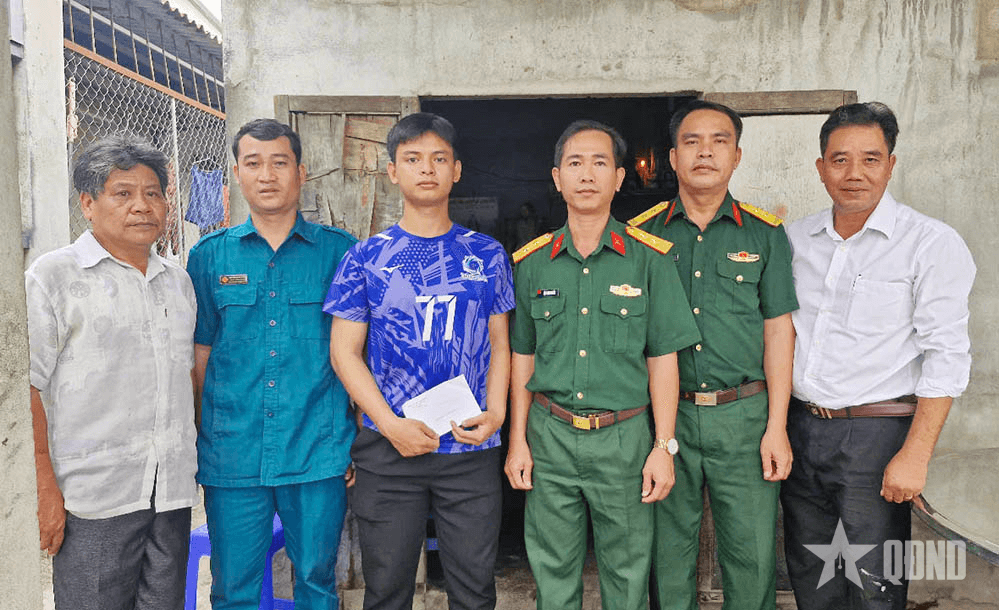 Hai anh em tình nguyện nhập ngũ