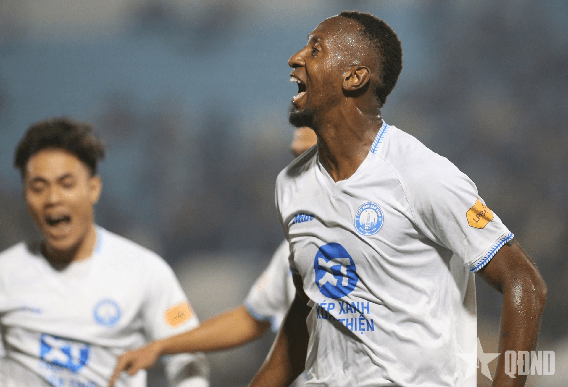 Tuấn Hải nhận thẻ đỏ, Hà Nội FC thua ngược Thép Xanh Nam Định