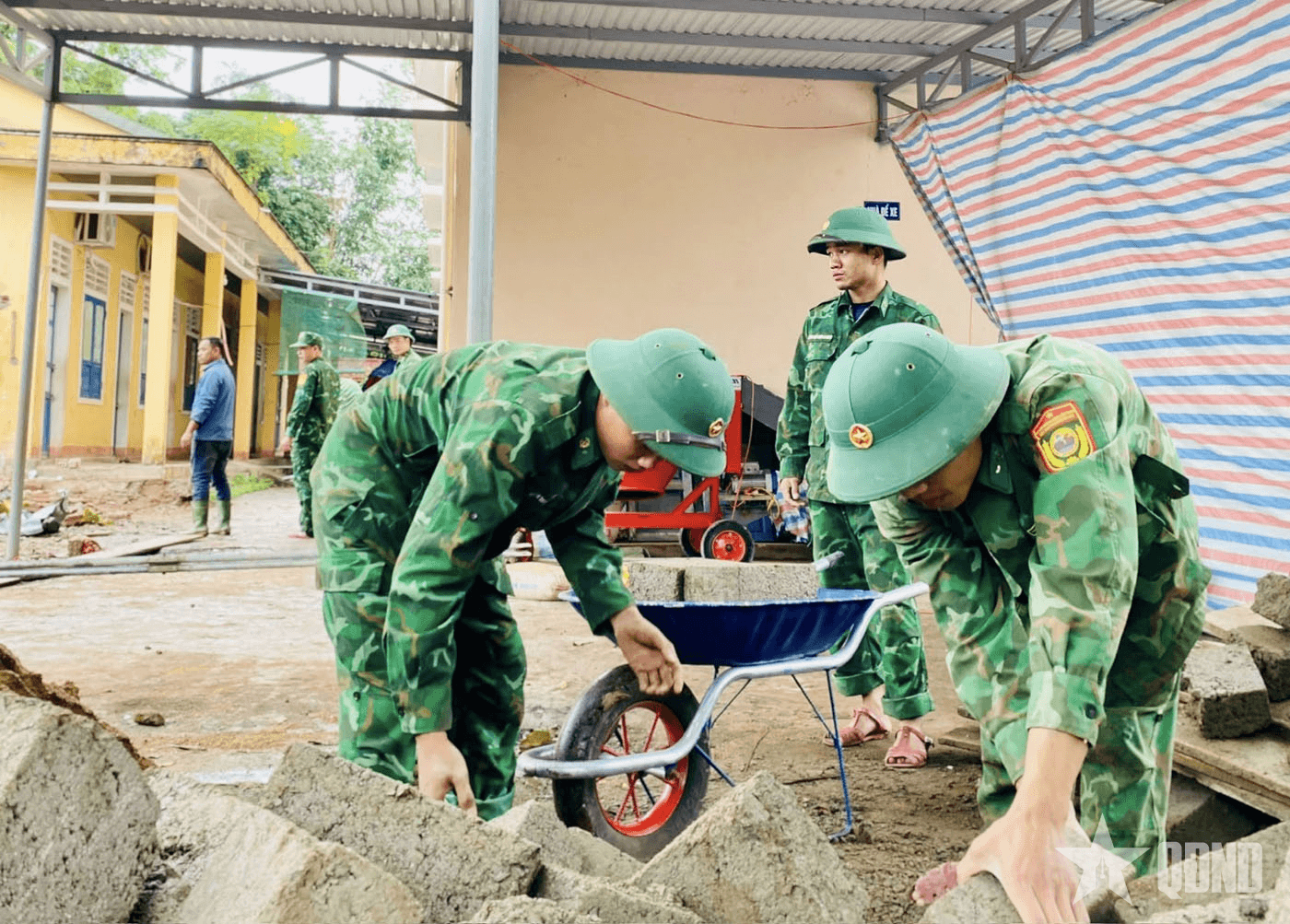 Món quà ý nghĩa của thầy trò Trường Tiểu học và THCS A Xing