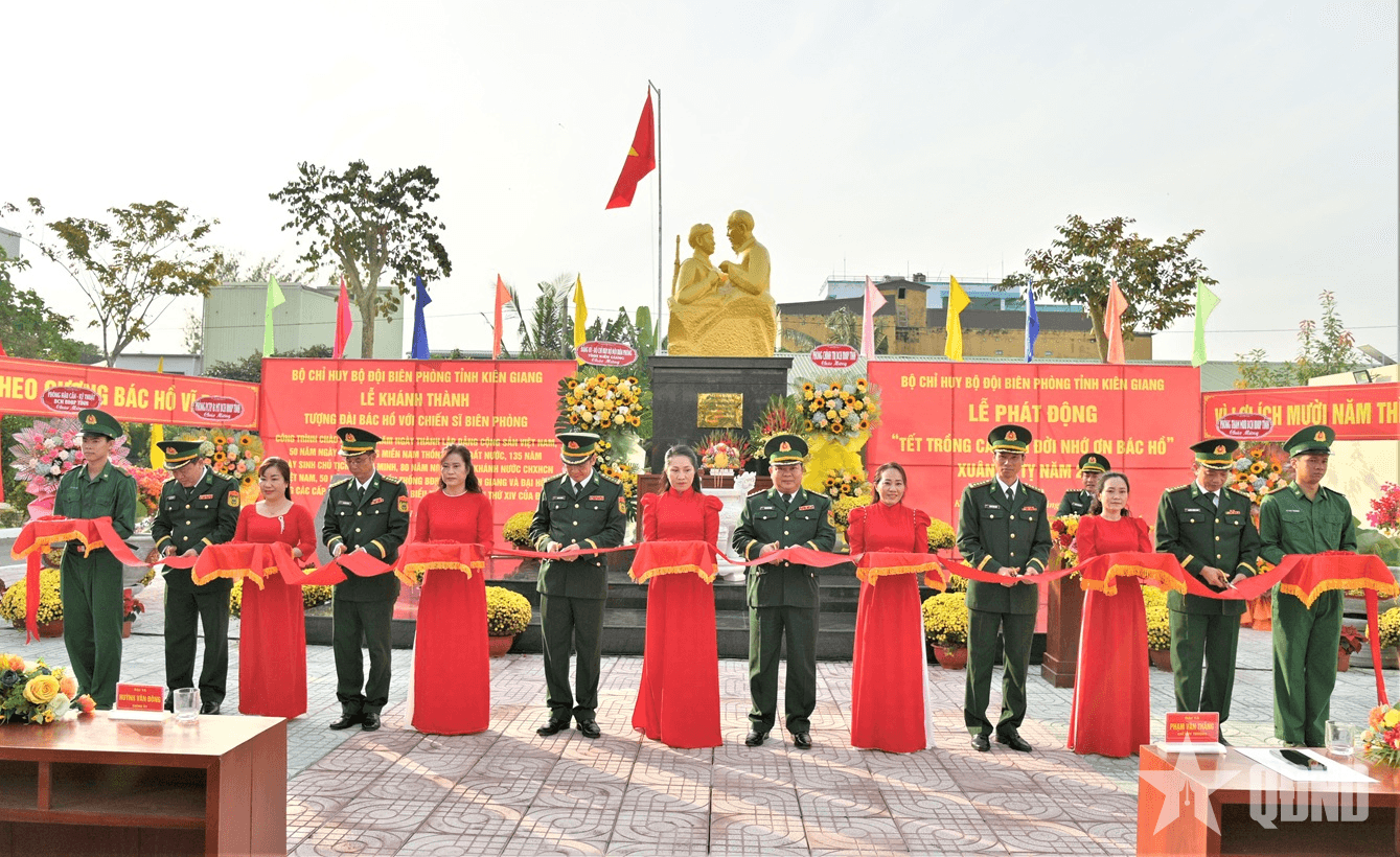 Khánh thành Tượng đài “Bác Hồ với chiến sĩ Biên phòng” và phát động “Tết trồng cây đời đời nhớ ơn Bác Hồ”