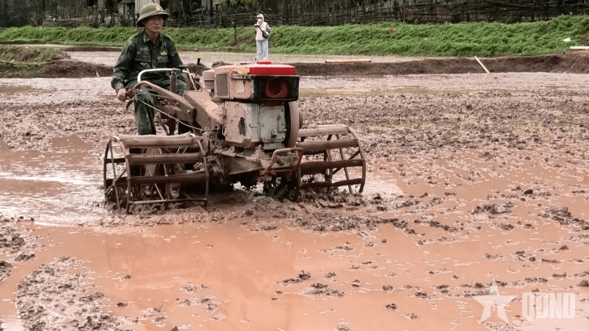 Bộ đội và dân bản xuống đồng gieo vụ mùa mới