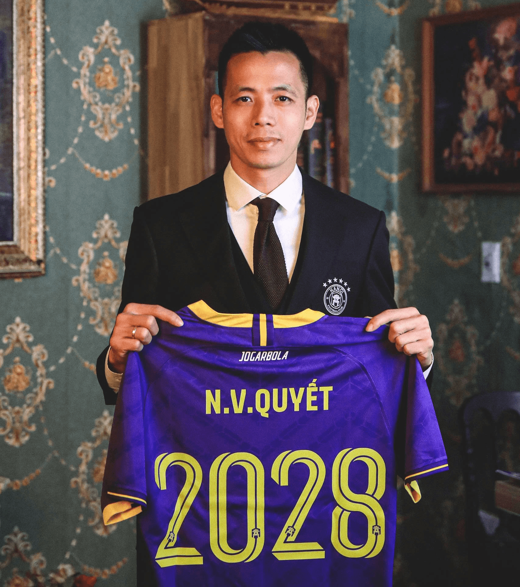 Tiền đạo Nguyễn Văn Quyết ký hợp đồng “bom tấn” với Hà Nội FC