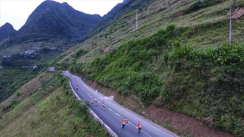 Giải marathon trên cung đường Hạnh Phúc
