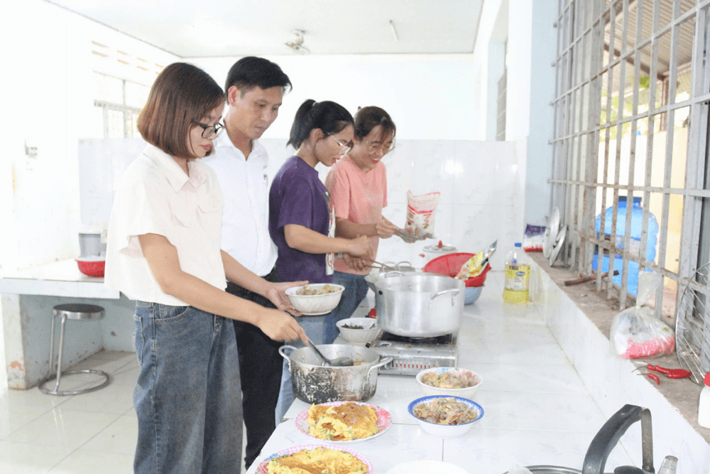 Góp lương, tổ chức những “bữa cơm có thịt” nuôi học sinh nghèo