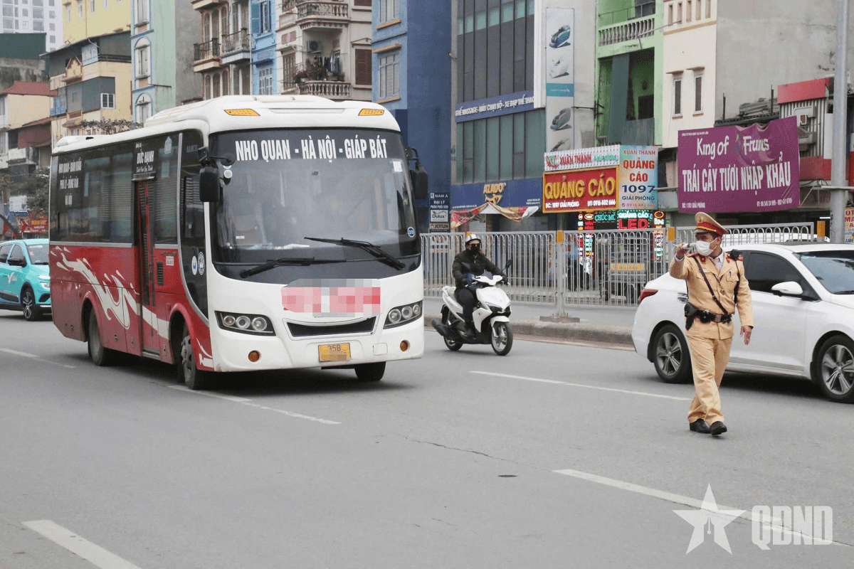 An toàn giao thông: Xử lý nghiêm xe khách dừng, đỗ sai quy định
