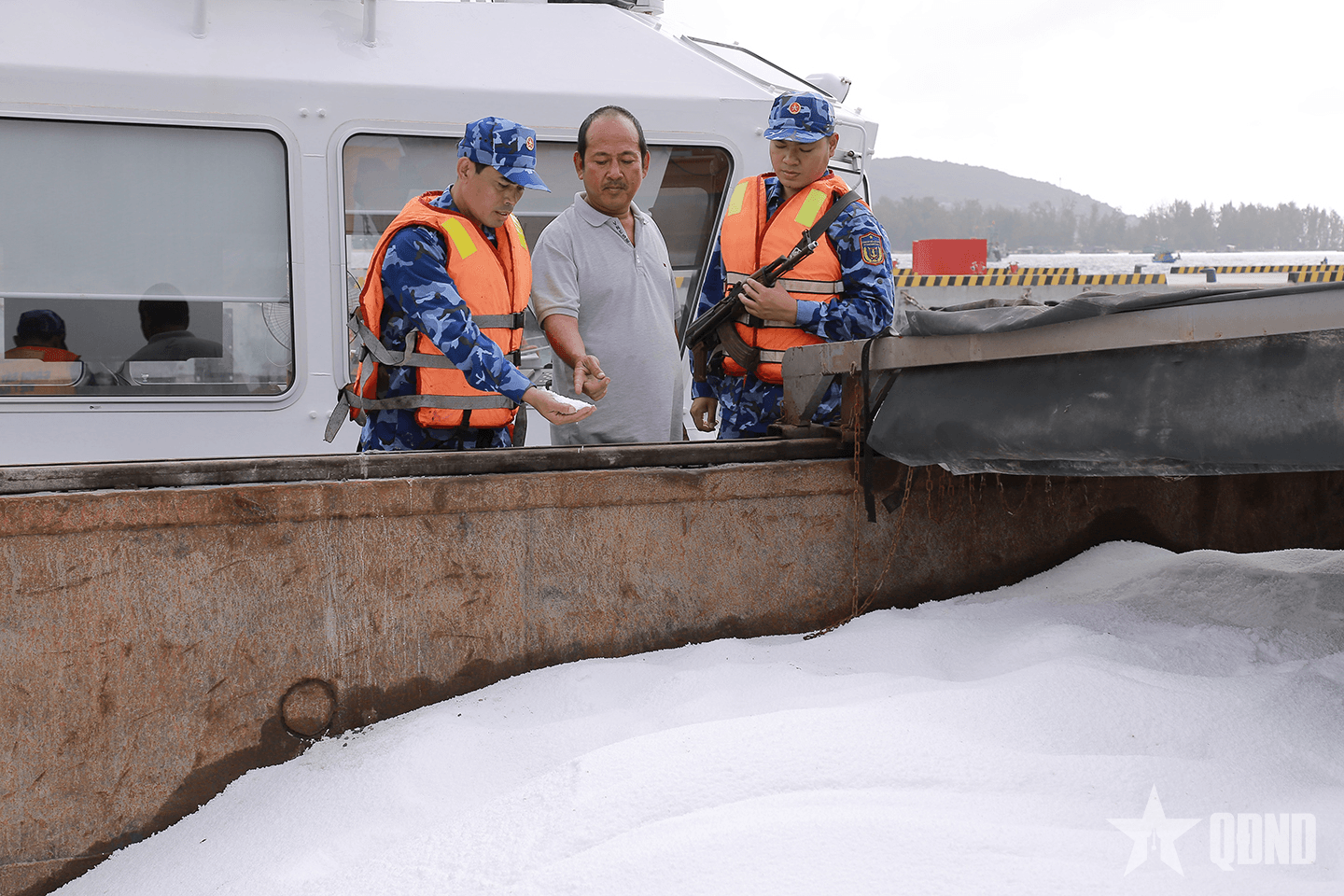Bộ tư lệnh Vùng cảnh sát biển 4 bắt giữ sà lan vận chuyển trái phép hơn 100 tấn phân đạm URE