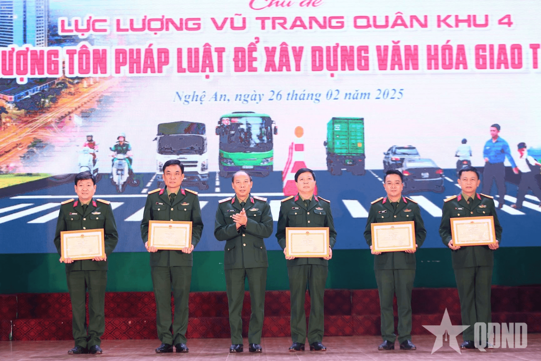 Quân khu 4: Sôi nổi chương trình tìm hiểu pháp luật bảo đảm trật tự an toàn giao thông