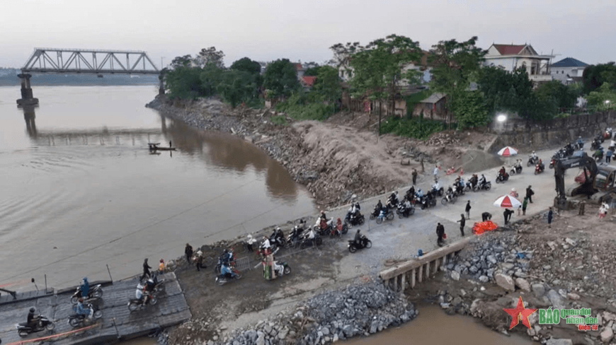 Hỏi - đáp pháp luật: Những quy định người điều khiển phương tiện phải tuân thủ khi qua phà, cầu phao