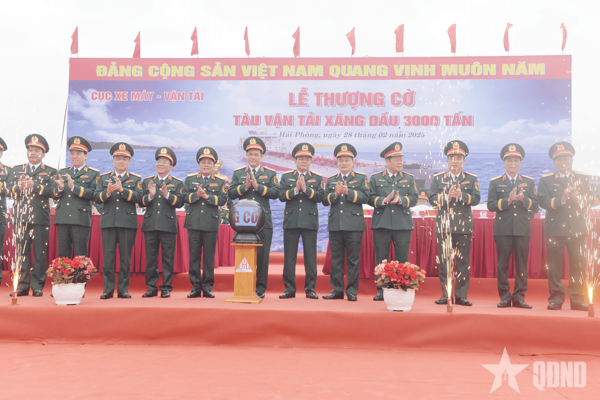 Thượng tướng Vũ Hải Sản dự lễ Thượng cờ tàu vận tải xăng dầu 3.000 tấn