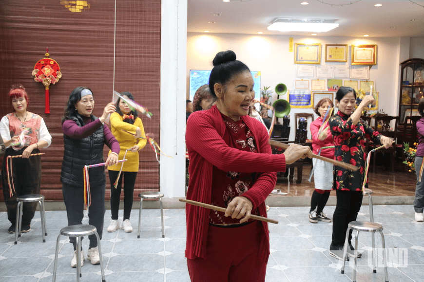 Nữ nghệ nhân miệt mài giữ “hồn” trống hội dân gian