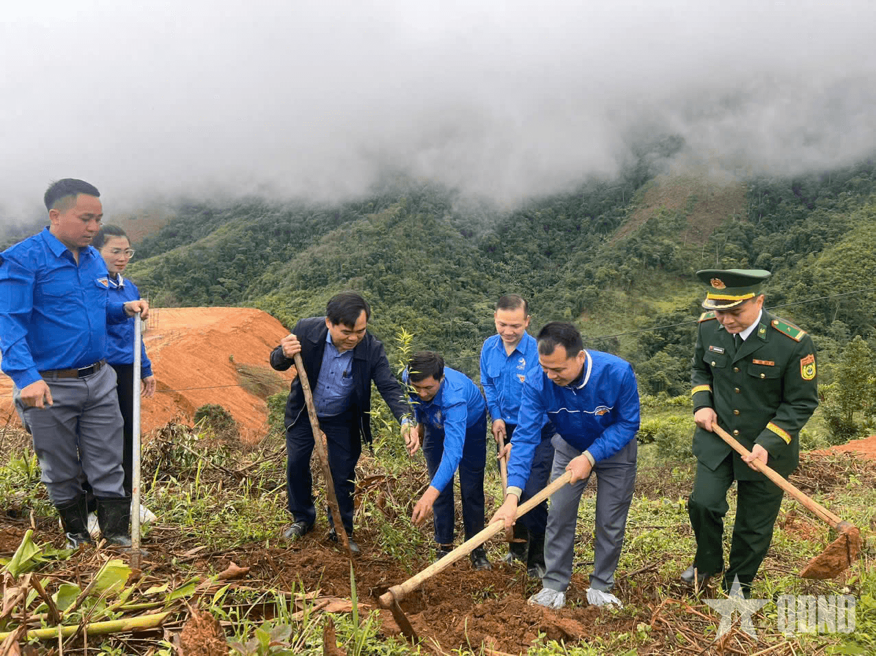 Quân và dân biên giới chung sức trồng cây xanh bảo vệ môi trường