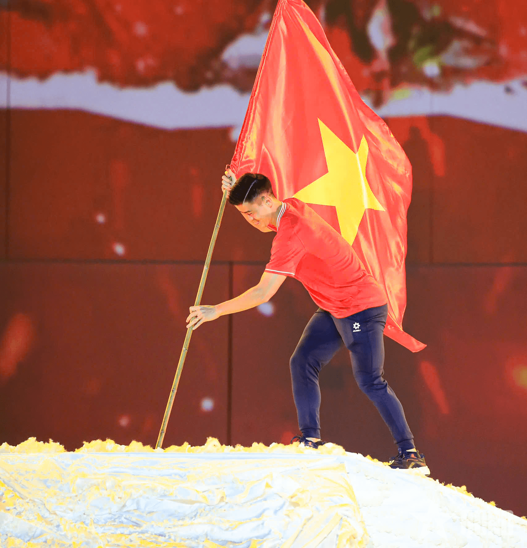 Duy Mạnh, Hai Long tái hiện khoảnh khắc lịch sử của bóng đá Việt Nam