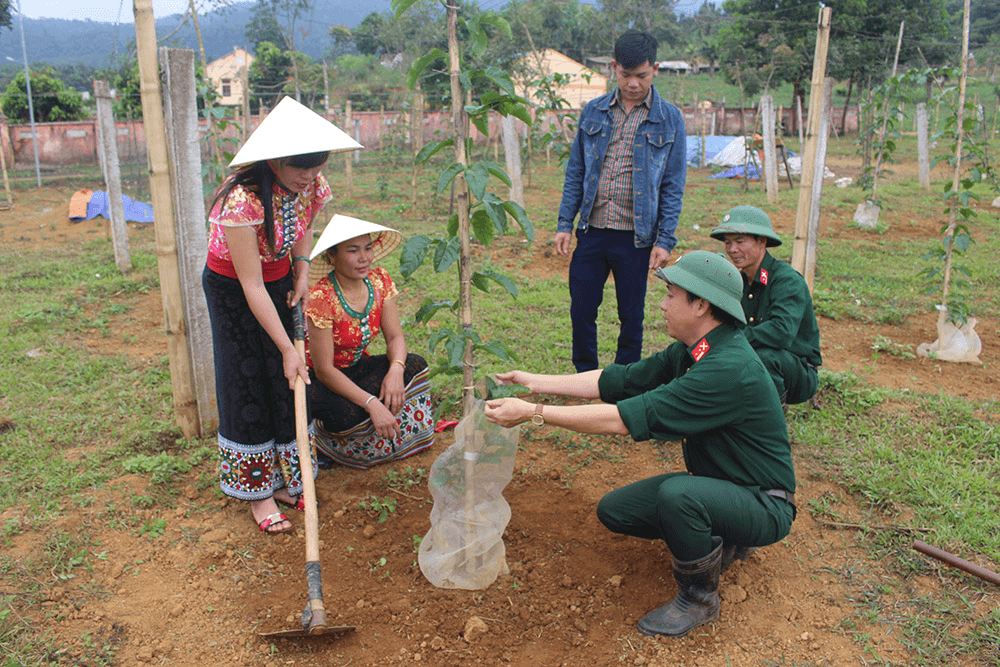 Bám bản giúp dân xóa nghèo, đẩy lùi lạc hậu