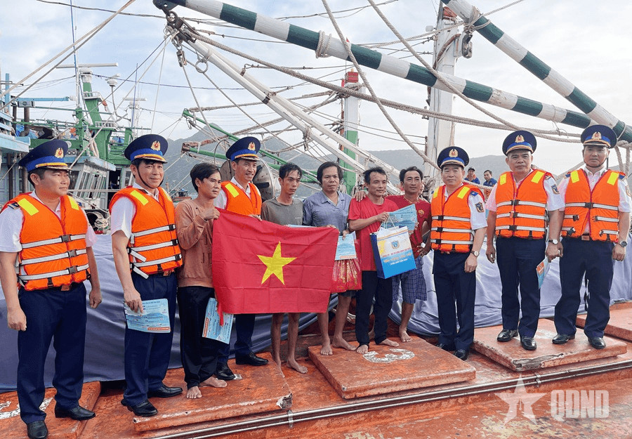 Giữ yên bình biển, đảo, đồng hành với ngư dân