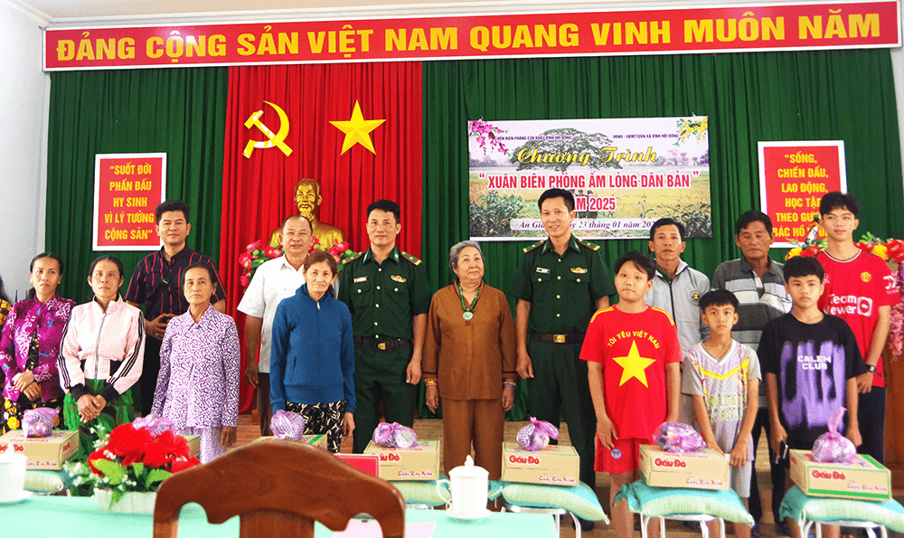 Cán bộ biên phòng dân quý, dân tin