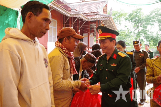 Bộ CHQS tỉnh Đắk Lắk tổ chức khám bệnh, tặng quà nhân dân tỉnh Mondulkiri (Campuchia)