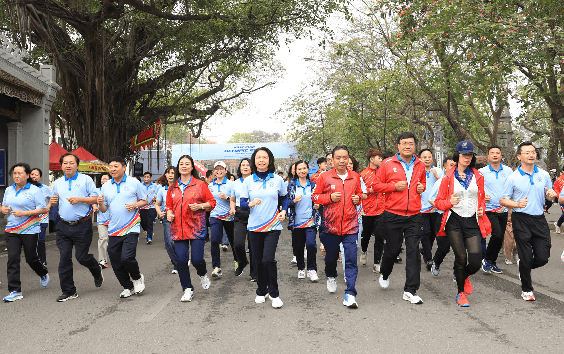 Hơn 4.000 người tham gia Ngày chạy Olympic và phát động giải chạy Báo Hànộimới