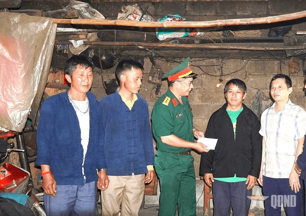 Chỉ huy trưởng gương mẫu, đi đầu, hết lòng vì người dân