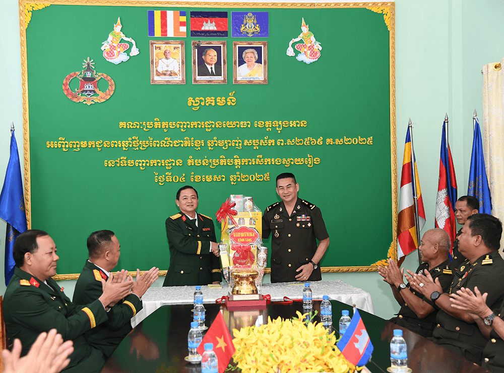 Bộ CHQS tỉnh Long An chúc Tết Chol Chnam Thmay các đơn vị tỉnh Svay Rieng
