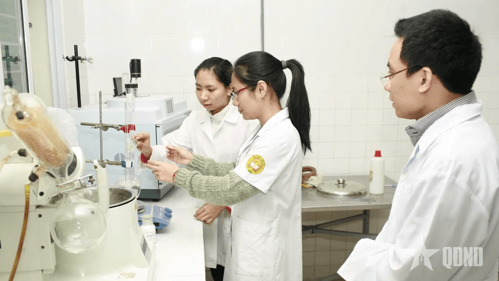 Nghiên cứu, sản xuất thuốc phục vụ bộ đội và nhân dân