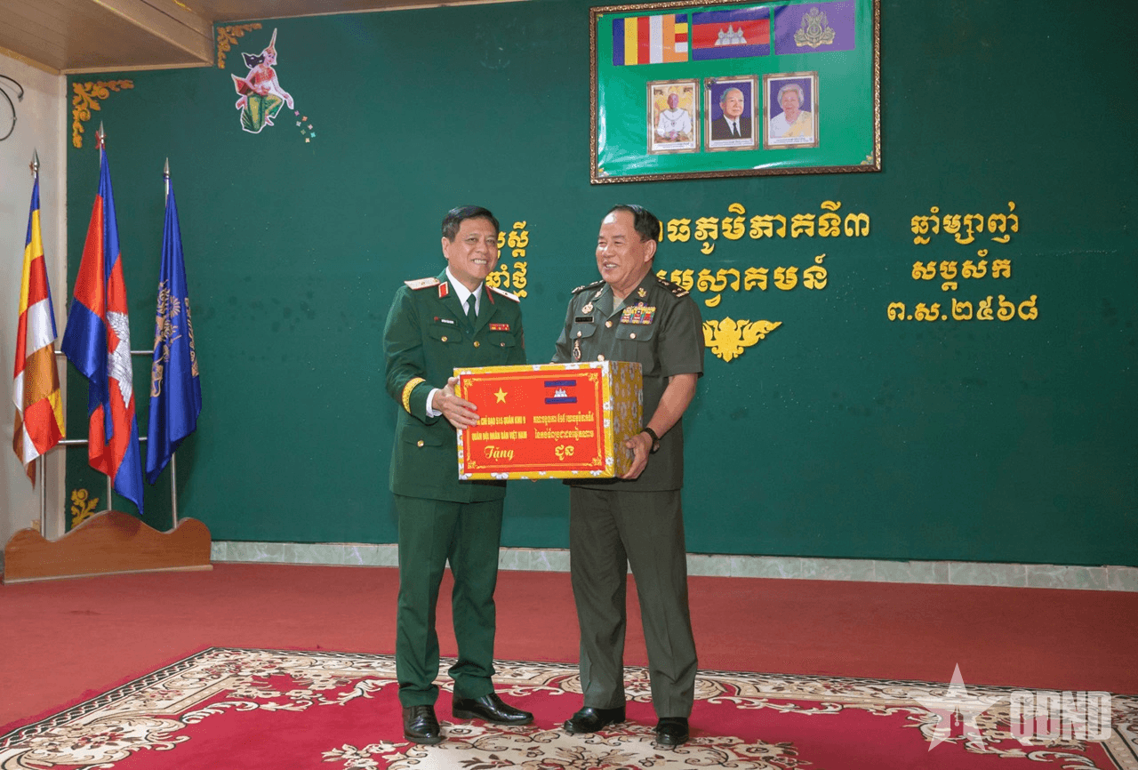 Đoàn công tác Quân khu 9 chúc Tết Chol Chnam Thmay tại Campuchia