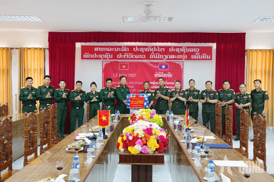 Sư đoàn 968 (Quân khu 4) thăm, chúc Tết Sư đoàn 4 (Quân đội nhân dân Lào)