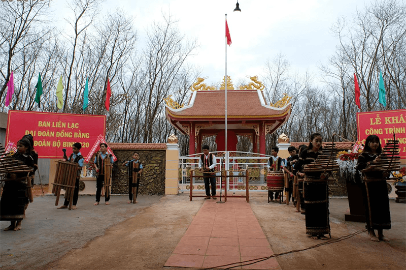 Chuyện “đội đá” xây nhà bia trên “đỉnh trời”