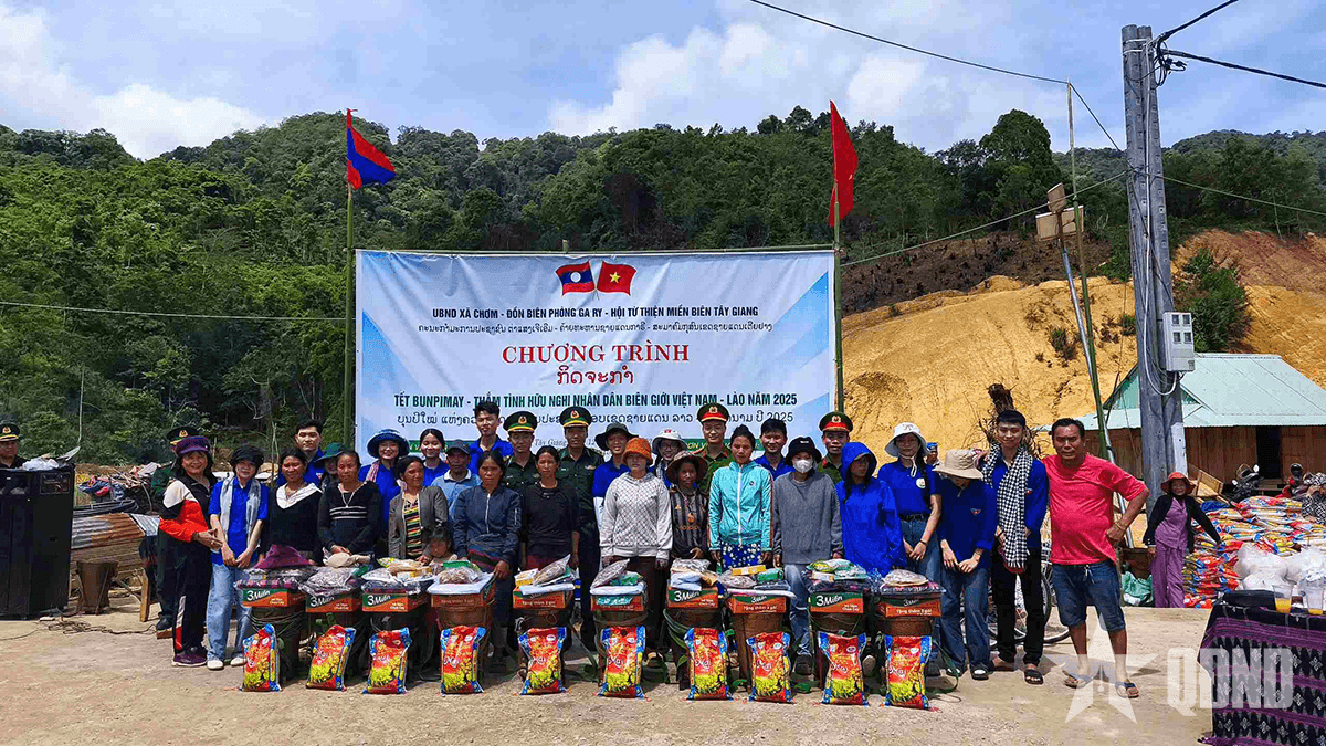 Trao 650 suất quà tặng nhân dân 8 bản khu vực biên giới Việt Nam - Lào