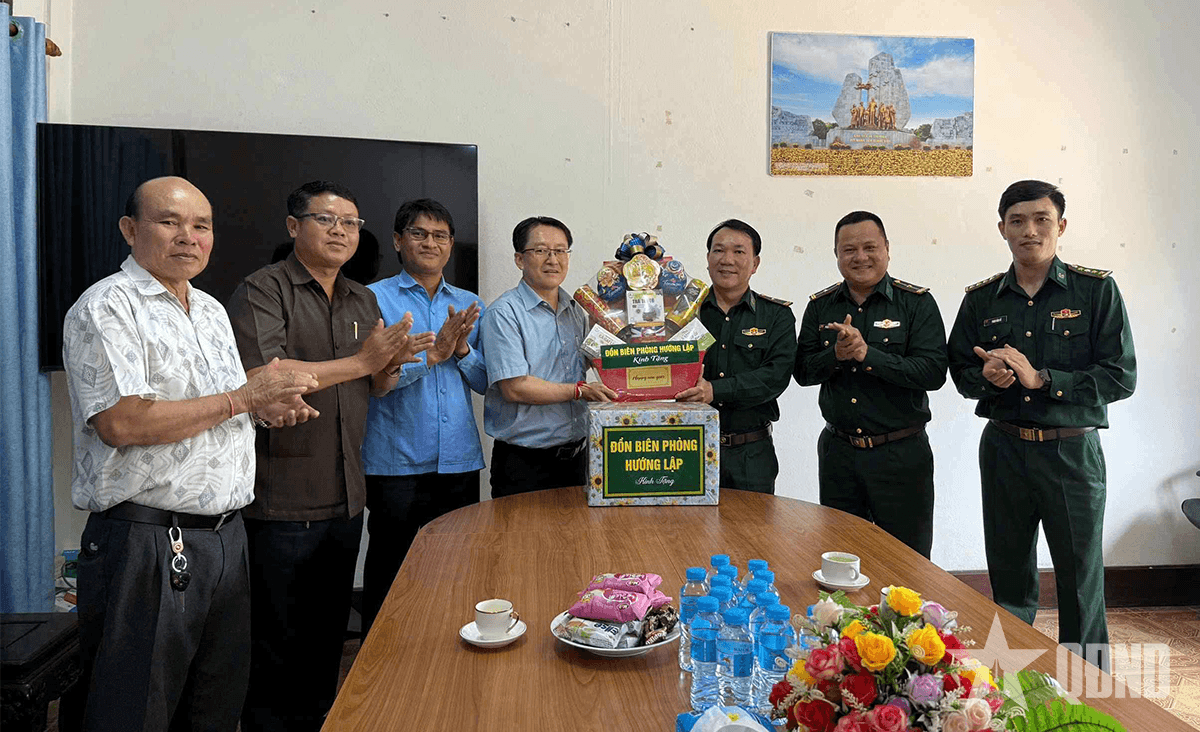 BĐBP tỉnh Quảng Trị thăm chúc Tết cổ truyền tại tỉnh Salavan, Lào
